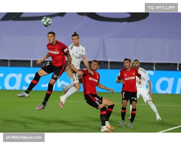 亚当斯背身拿球能力突出，为塞维利亚中场前插创造空间